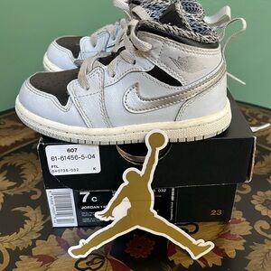 Nike Jordan 1 Toddler Mid Basketball Shoes size 7C Platinum/White/Silver